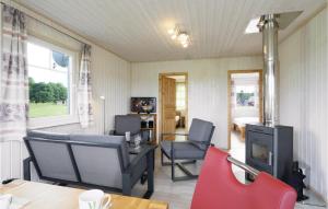 a living room with a table and chairs at Gorgeous Home In Zerpenschleuse With Kitchen in Zerpenschleuse