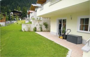 una persona in piedi in una porta di una casa di Beautiful Apartment In St, Anton With 2 Bedrooms, Internet And Sauna a Sankt Anton am Arlberg