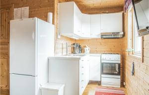 Dapur atau dapur kecil di Nice Apartment In Sandstad With Wifi