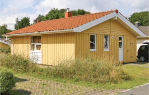 プリヴァルにあるAbendrot 4 - Dorf 3の黄色の屋根