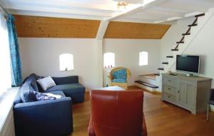 - un salon avec un canapé et une télévision dans l'établissement 2 Bedroom Gorgeous Home In Smilde, à Smilde