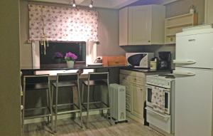 Kjøkken eller kjøkkenkrok på Stunning Home In Vgstranda With Kitchen