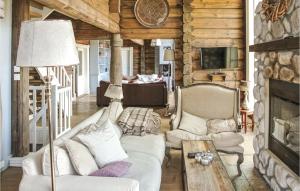 Stunning Home In Hemsedal With House Sea View في هيمسيدال: غرفة معيشة مع أريكة ومدفأة