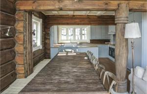 Stunning Home In Hemsedal With House Sea View في هيمسيدال: مطبخ كبير مع طاولة طويلة في الغرفة