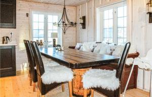 una cucina e una sala da pranzo con tavolo e sedie in legno di 5 Bedroom Nice Home In Matredal a Matre
