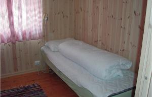 StakkelandにあるBeautiful Home In Kvinlog With House A Mountain Viewの白いシーツが備わる木造の部屋の小さなベッド1台