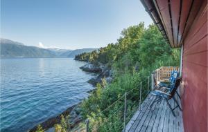 バレストランドにあるAmazing Home In Balestrand With 2 Bedroomsの湖の景色を望む家のバルコニー