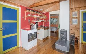 een keuken met een fornuis en een oven in de kamer bij 2 Bedroom Cozy Home In Balestrand in Balestrand