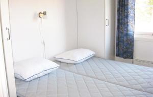 Säng eller sängar i ett rum på Beautiful Home In Torup With House Sea View
