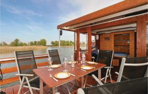 Restoran ili neka druga zalogajnica u objektu Beautiful Ship-boat In Radewege With 2 Bedrooms