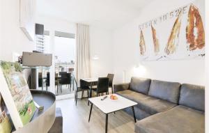 Zona d'estar a Beautiful Apartment In Lbeck Travemnde With Kitchen