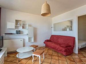 een woonkamer met een rode bank en een tafel bij Appartement Hendaye, 1 pièce, 4 personnes - FR-1-2-406 in Hendaye