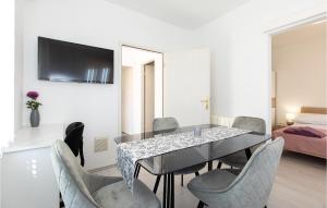 een woonkamer met een eettafel en stoelen bij Beautiful Apartment In Rijeka With House A Panoramic View in Rijeka