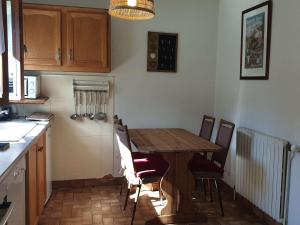 a kitchen with a wooden table and chairs at Chalet cosy pour 2-3 pers. avec jardin au cœur du village, à 5 min du ski et proche des commerces - FR-1-342-274 in Beaufort