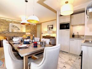 cocina y comedor con mesa y sillas en Appartement Courchevel 1550, 3 pièces, 4 personnes - FR-1-664-5 en Courchevel