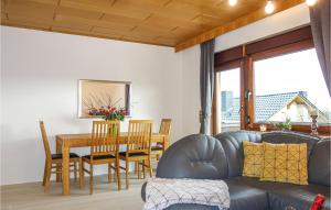 een woonkamer met een leren bank en een tafel bij Nice Apartment In Jesberg - Densberg With Wifi in Densberg