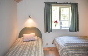Sankt Annaにある2 Bedroom Stunning Home In Sankt Annaのベッドルーム1室(ベッド2台、窓付)