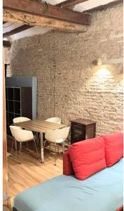 een woonkamer met een blauwe bank en een tafel bij 4 LOFT TEMPORAL EN CIUTAT VELlA in Valencia