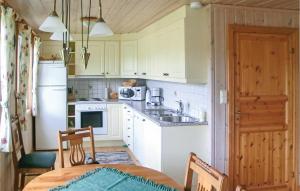 Virtuvė arba virtuvėlė apgyvendinimo įstaigoje Nice Home In Risr With Kitchen