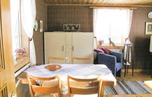 HestraにあるNice Home In Hestra With 2 Bedroomsのキッチン(テーブル、椅子、冷蔵庫付)