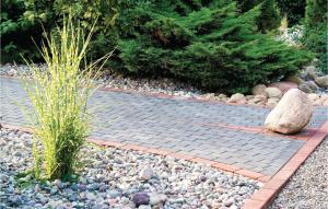 un giardino con passerella in pietra e rocce di Nice Home In Ahrenshagen Ot Tribohm a Tribohm Altre 18 foto