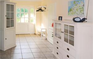 Tribohm的住宿－Pet Friendly Home In Ahrenshagen Ot Tribohm With Wifi，厨房配有白色橱柜和瓷砖地板。