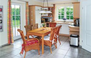 una cucina con tavolo e sedie in legno di Nice Home In Ahrenshagen Ot Tribohm a Tribohm