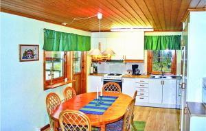 Kuchyň nebo kuchyňský kout v ubytování Nice Home In Slakmre With Sauna