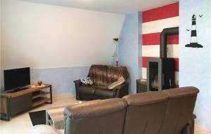 ロディンにあるAwesome Home In Loddin With 2 Bedrooms, Sauna And Wifiのリビングルーム(ソファ、椅子、テレビ付)