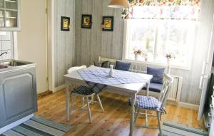 une cuisine avec une table et des chaises dans l'établissement Beautiful Home In Sjtofta With Kitchen, à Hornbetan