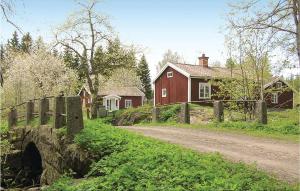 VimmerbyにあるNice Home In Vimmerby With 1 Bedrooms And Wifiの赤い家の前の未舗装道路