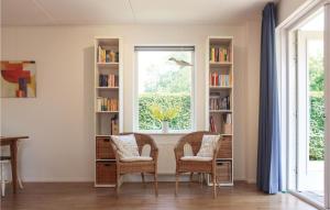 een kamer met een tafel en stoelen en een raam bij 3 Bedroom Awesome Home In Zonnemaire in Zonnemaire