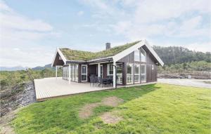 una casa con techo de hierba y terraza en 4 Bedroom Lovely Home In Kvisvik, en Kvisvik