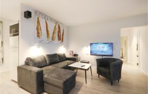 una sala de estar con un sofá y una mesa en Priwallpromenade 1, Whg 5, en Travemünde