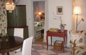 3 Bedroom Lovely Home In Trosa في تروسا: غرفة معيشة مع طاولة وكرسي
