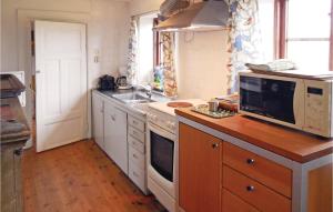 Ett kök eller pentry på Awesome Home In Grsns With 1 Bedrooms