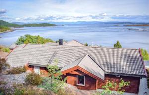 NedstrandにあるNice Home In Nedstrand With 5 Bedrooms, Sauna And Wifiの水の見える家