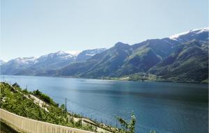 vistas a un lago con montañas en el fondo en Gorgeous Home In Hovland With Wifi, en Espe