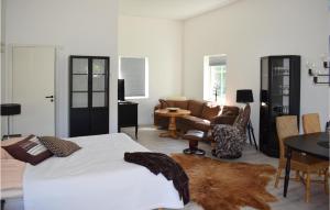 Rúm í herbergi á Cozy Apartment In Lagan With Wifi