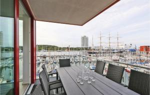 einen Tisch mit Weingläsern auf einem Balkon mit Yachthafen in der Unterkunft Passatvilla - Apartment 6 in Travemünde