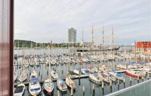 eine Reihe von Booten liegen in einem Hafen vor Anker in der Unterkunft Passatvilla - Apartment 6 in Travemünde