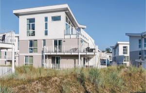 ein Apartmentgebäude am Strand mit Eigentumswohnungen in der Unterkunft Dnenvilla Penthouse Superior in Travemünde
