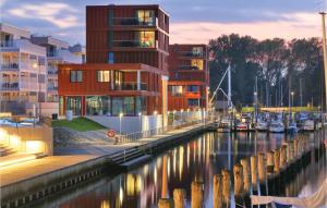 ein Gebäude neben einem Wasserkörper mit Booten in der Unterkunft Passatvilla - Apartment 6 in Travemünde