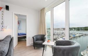 ein Wohnzimmer mit Blick auf den Yachthafen in der Unterkunft Passatvilla - Apartment 6 in Travemünde + 26 Fotos