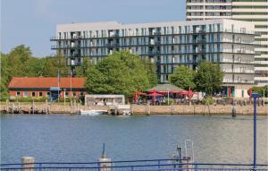 ein großes Apartmenthaus neben einem Wasserkörper in der Unterkunft Highend Travemünde - Whg 202 in Travemünde
