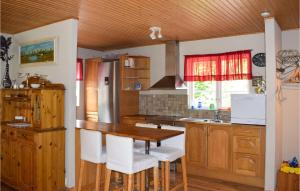Nice Home In Ryd With Saunaにあるキッチンまたは簡易キッチン