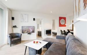 ein Wohnzimmer mit einer Couch und einem Tisch in der Unterkunft Highend Travemünde - Whg 202 in Travemünde