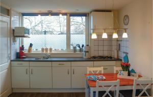 Køkken eller tekøkken på Stunning Home In Egmond Aan Zee