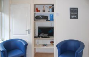 Et tv og/eller underholdning på Stunning Home In Egmond Aan Zee