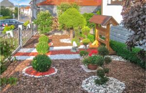 Κήπος έξω από το Lovely Home In Geschwenda With Wifi